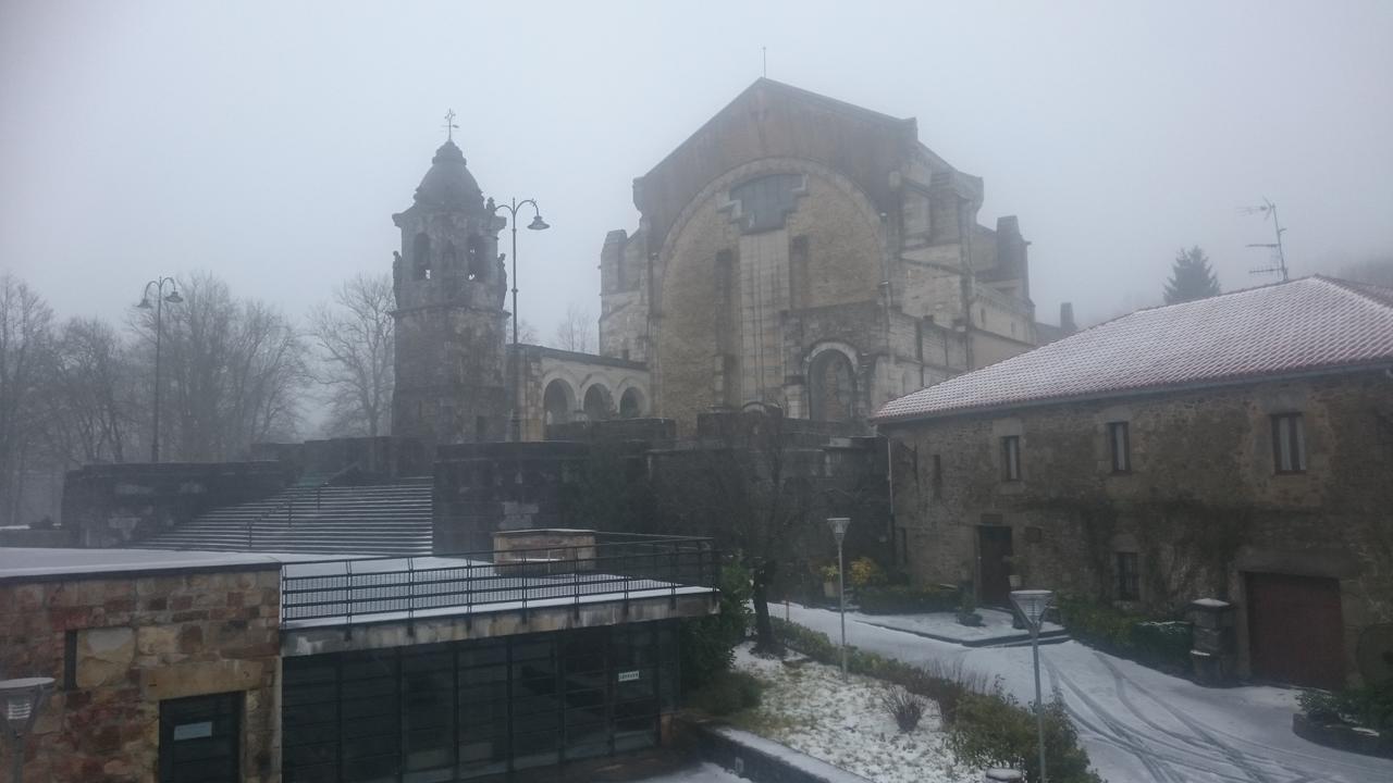 Hotel Santuario Urkiola - Lagunetxea Urquiola ภายนอก รูปภาพ
